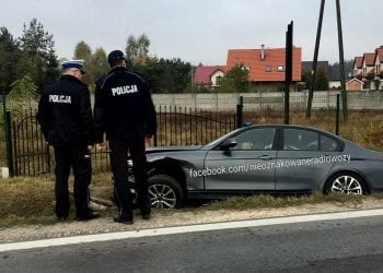 Brzeziny. Wypadek nieoznakowanego radiowozu. Policyjne BMW w rowie. Policjanci w szpitalu
