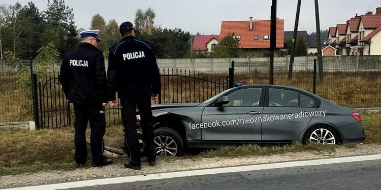 Brzeziny. Wypadek nieoznakowanego radiowozu. Policyjne BMW w rowie. Policjanci w szpitalu