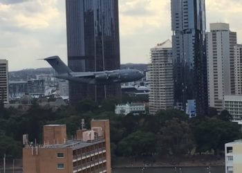 Ogromny Boeing przeleciał miedzy wieżowcami. Mieszkańcy nie kryją oburzenia [WIDEO]