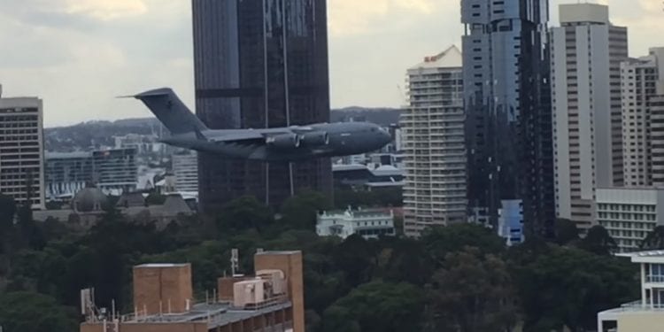 Ogromny Boeing przeleciał miedzy wieżowcami. Mieszkańcy nie kryją oburzenia [WIDEO]