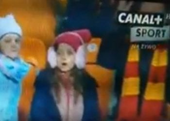Kuriozalna sytuacja w meczu polskiej ekstraklasy. Mina dziewczynki na trybunach mówi wszystko [WIDEO]