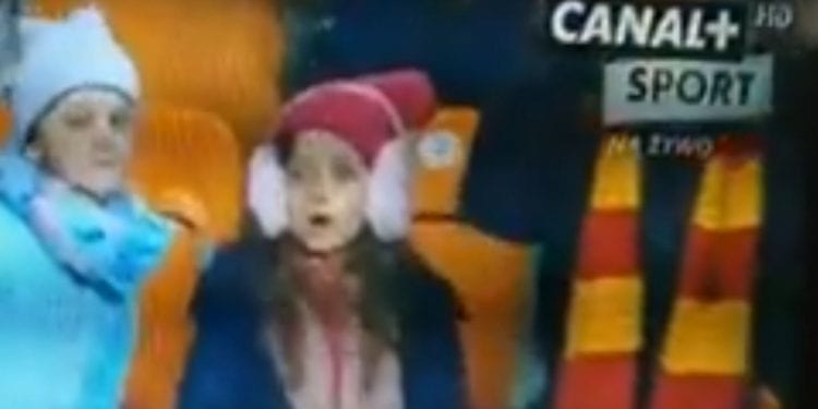 Kuriozalna sytuacja w meczu polskiej ekstraklasy. Mina dziewczynki na trybunach mówi wszystko [WIDEO]