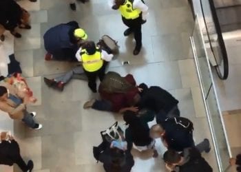 Groźny wypadek w centrum handlowym. Mężczyzna spadł z piętra, ranił kobietę [WIDEO]