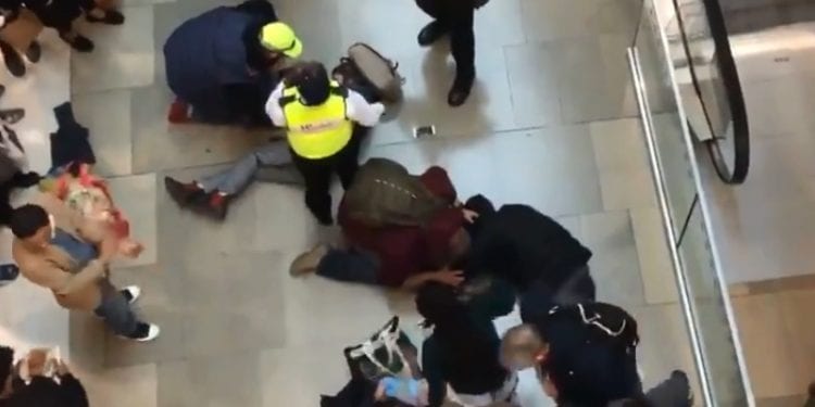 Groźny wypadek w centrum handlowym. Mężczyzna spadł z piętra, ranił kobietę [WIDEO]