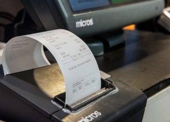 Kasjerzy pytają o kod pocztowy, klienci dobrowolnie odpowiadają. Sieci handlowe jednak naruszają przepisy?