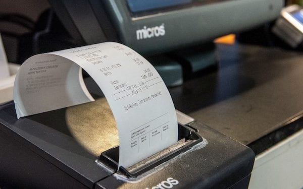 Kasjerzy pytają o kod pocztowy, klienci dobrowolnie odpowiadają. Sieci handlowe jednak naruszają przepisy?