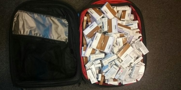 Turystka wiozła walizkę pełną nielegalnych sterydów i hormonów. Tłumaczyła, że to dla synów