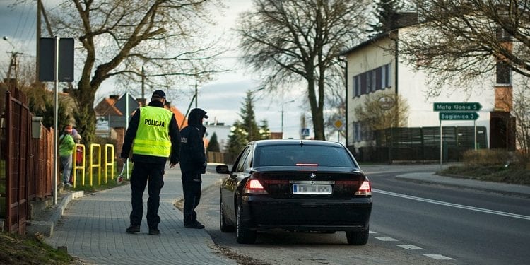 Uwaga kierowcy! Dziś wzmożone kontrole na DK74. Policja zatrzymuje w pięciu powiatach