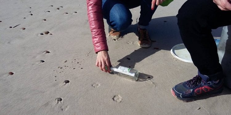 Gdynia: Bibliotekarki znalazły list w butelce. Leżał na plaży