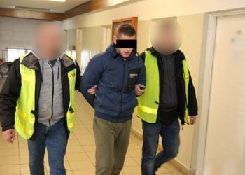 Lublin: Rzucał w policjantów kostką brukową. Sam zgłosił się na komisariat [FOTO+WIDEO]