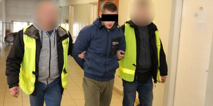 Lublin: Rzucał w policjantów kostką brukową. Sam zgłosił się na komisariat [FOTO+WIDEO]