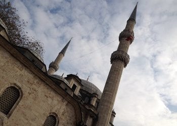 W Turcji muzułmanie modlili się w złym kierunku. Gdy to wyszło na jaw… dorysowali strzałki