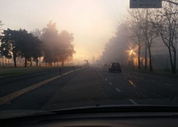 Uwaga! Nadchodzą jesienne mgły. Synoptycy ostrzegają kierowców