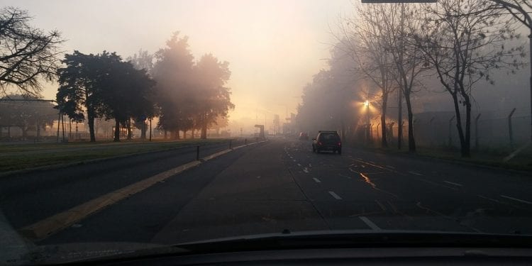 Uwaga! Nadchodzą jesienne mgły. Synoptycy ostrzegają kierowców