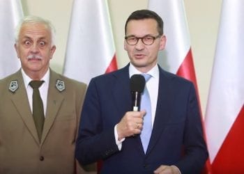 Podczas przemówienia Morawieckiego, leśnik zrobił „wielkie oczy”. Co go tak zdziwiło? [WIDEO]