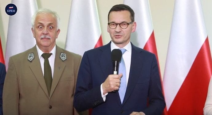Podczas przemówienia Morawieckiego, leśnik zrobił „wielkie oczy”. Co go tak zdziwiło? [WIDEO]