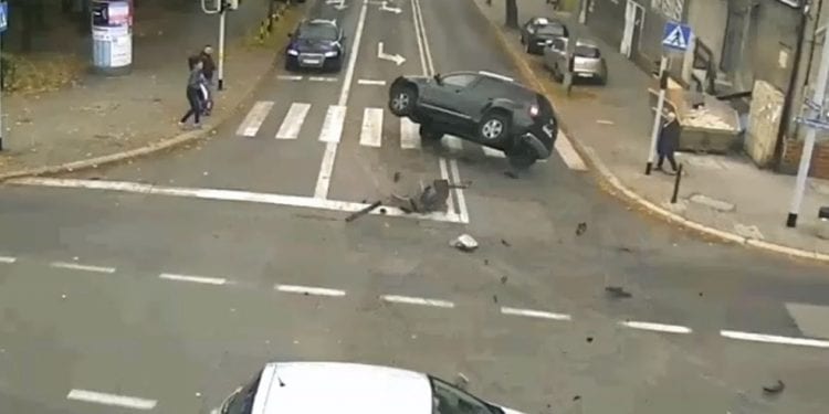 Gliwice: Wjechał na czerwonym świetle. Policja ujawnia nagranie z wypadku [WIDEO]