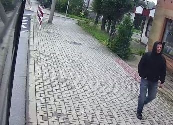 Dusił kobietę i ukradł gotówkę. Policja publikuje zdjęcia sprawcy i prosi o pomoc [FOTOD]