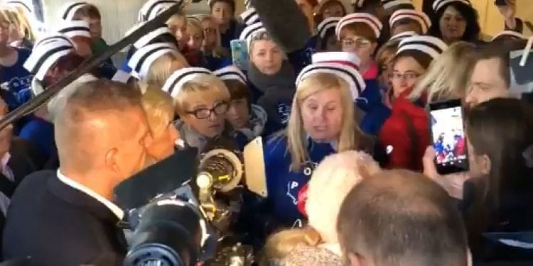 Pielęgniarki usiłowały wejść na teren Sejmu. Wspierał je Bartosz Arłukowicz