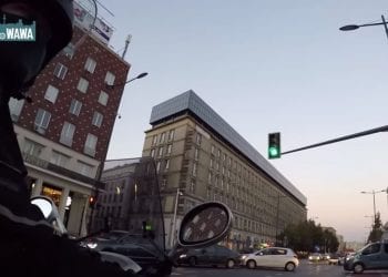 Mężczyzna jechał skuterem po drodze dla rowerów. Gdy zwrócono mu uwagę, wpadł w furię. „Coś ci się pop********o” [WIDEO]