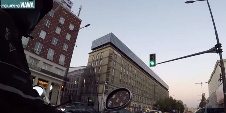 Mężczyzna jechał skuterem po drodze dla rowerów. Gdy zwrócono mu uwagę, wpadł w furię. „Coś ci się pop********o” [WIDEO]