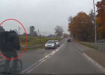 Ten film podbija media społecznościowe. Rowerzysta… wyprzedził samochód. „Nieźle ciśnie na tym składaku” [WIDEO]