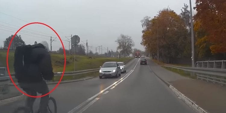 Ten film podbija media społecznościowe. Rowerzysta… wyprzedził samochód. „Nieźle ciśnie na tym składaku” [WIDEO]