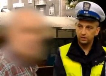 Starszy mężczyzna jechał, jak pirat drogowy. Gdy usłyszał wysokość mandatu wściekł się. „Idź pan, bo pana kopnę w d**ę” [WIDEO]