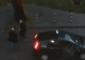 Zaatakował taksówkarza i zniszczył jego samochód. Wszystko nagrał świadek zdarzenia [WIDEO]