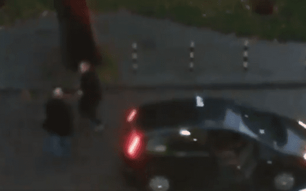 Zaatakował taksówkarza i zniszczył jego samochód. Wszystko nagrał świadek zdarzenia [WIDEO]