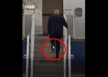 Do buta Trumpa przyczepił się papier toaletowy? Nagranie podbija sieć [WIDEO]