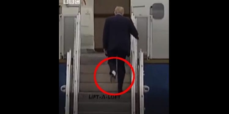 Do buta Trumpa przyczepił się papier toaletowy? Nagranie podbija sieć [WIDEO]