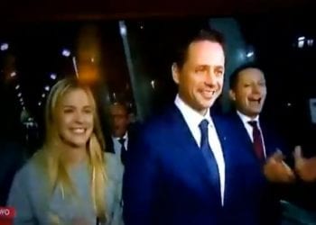 Rafał Trzaskowski idzie na debatę, a w tle okrzyki. Nagranie podbija sieć! [WIDEO]