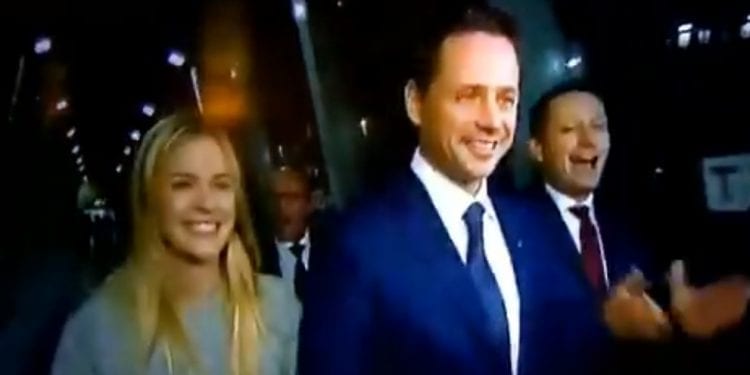 Rafał Trzaskowski idzie na debatę, a w tle okrzyki. Nagranie podbija sieć! [WIDEO]