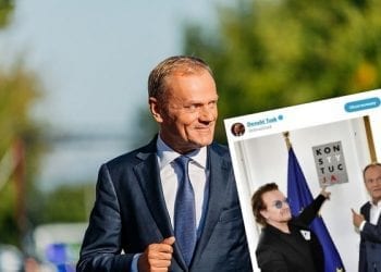 Wspólne zdjęcie Donalda Tuska i Bono. Wskazują na napis „Konstytucja” [FOTO]