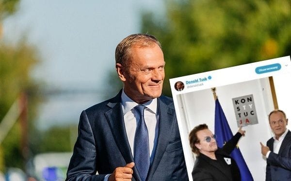 Wspólne zdjęcie Donalda Tuska i Bono. Wskazują na napis „Konstytucja” [FOTO]