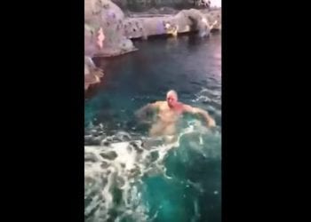 Wskoczył nago do akwarium z rekinami! Szukała go policja [WIDEO]