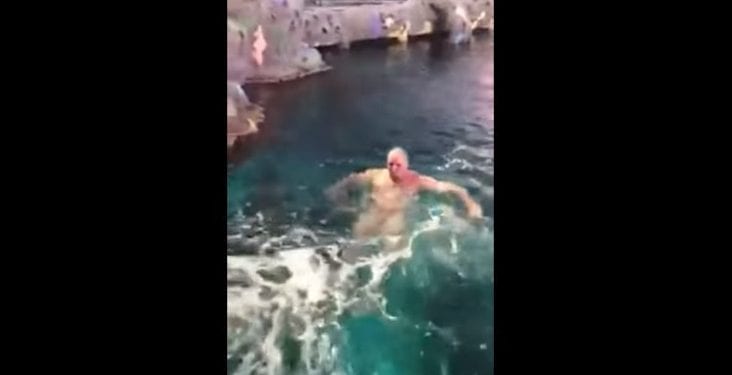 Wskoczył nago do akwarium z rekinami! Szukała go policja [WIDEO]