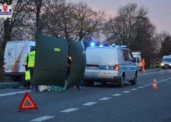Tragiczny wypadek na DK17. Ciężarówka potrąciła mężczyznę, który wysiadł z busa [FOTO]