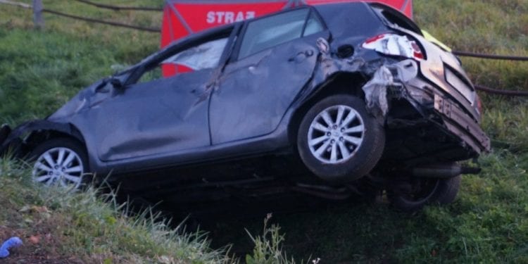 Tragiczny wypadek na Śląsku. Matka z dziećmi wypadła z auta, kobieta zginęła na miejscu