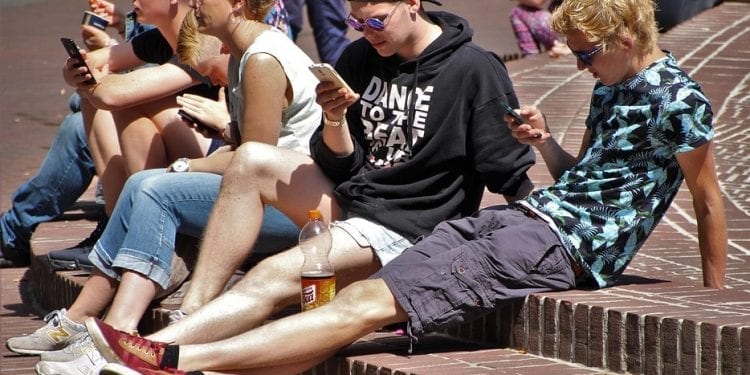 4 miliony polskich internautów odczuwa lęk przed odłączeniem od sieci. Co wiemy o tym zjawisku?