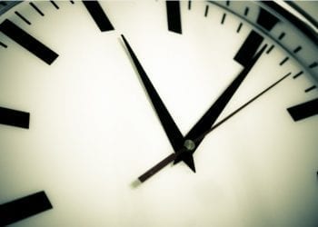 W weekend zmiana czasu na zimowy. Jak i kiedy przestawić zegarki?