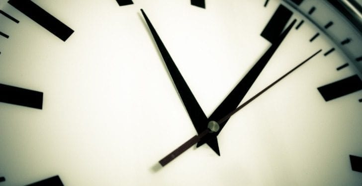 W weekend zmiana czasu na zimowy. Jak i kiedy przestawić zegarki?