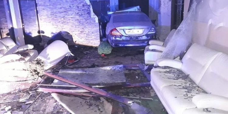 Pijany wjechał samochodem do sali balowej