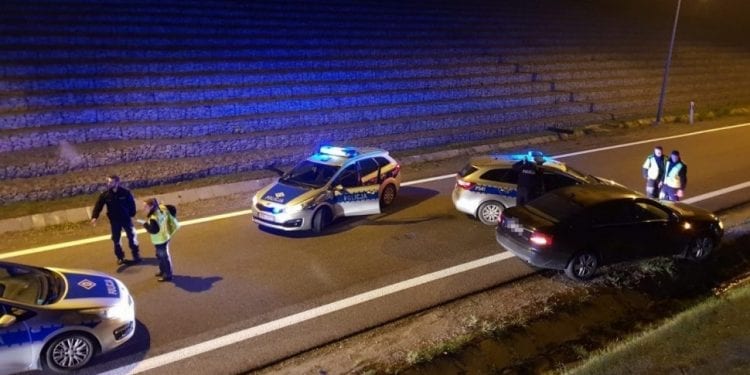 Uciekał przed policją i zadzwonił na policję, że ktoś go goni