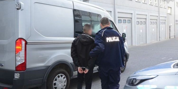 Gdańsk. Włamał się do samochodu. Ukradł żelki i krówki. Grozi mu 10 lat więzienia