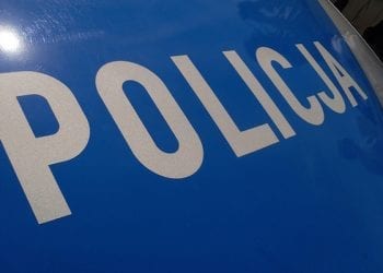 Pijany mężczyzna rzucał butelkami w samochody. Miał przy sobie pistolet maszynowy!