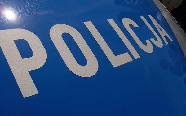 Pijany mężczyzna rzucał butelkami w samochody. Miał przy sobie pistolet maszynowy!