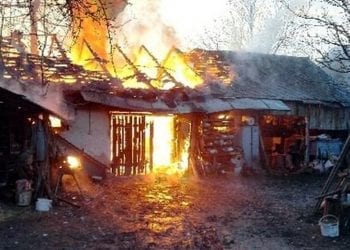 Złodziej benzyny chciał poświecić zapalniczką