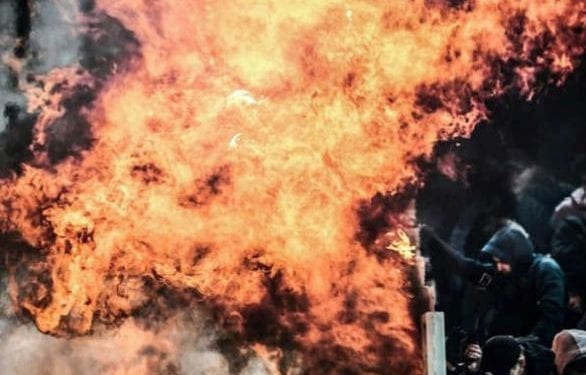 Liga Mistrzów: piekło na trybunach! Wybuchy podczas meczu AEK-Ajax